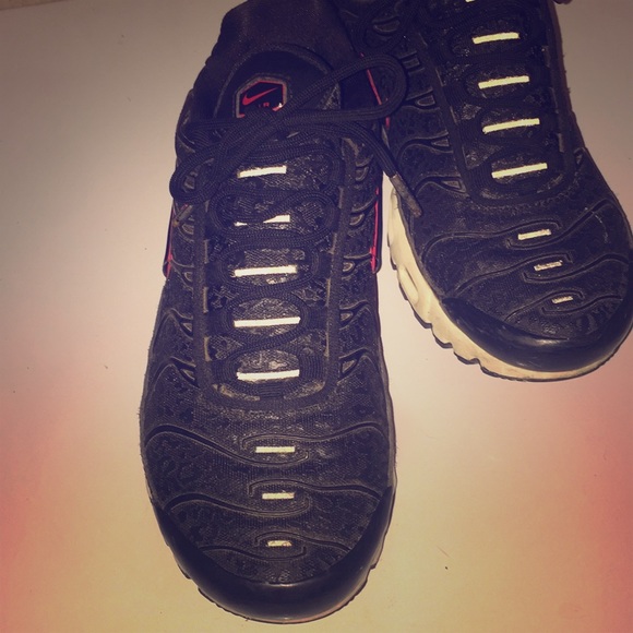 black red and cheetah air max